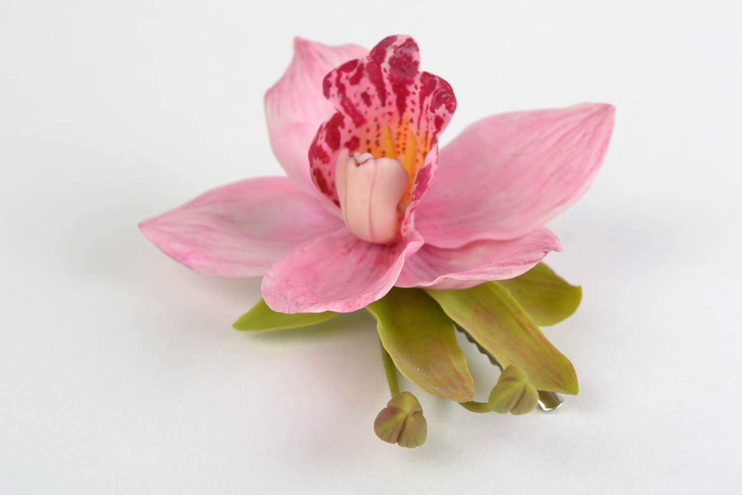 Красивая заколка-брошь из холодного фарфора ручной работы в виде розовой орхидеи фото 3