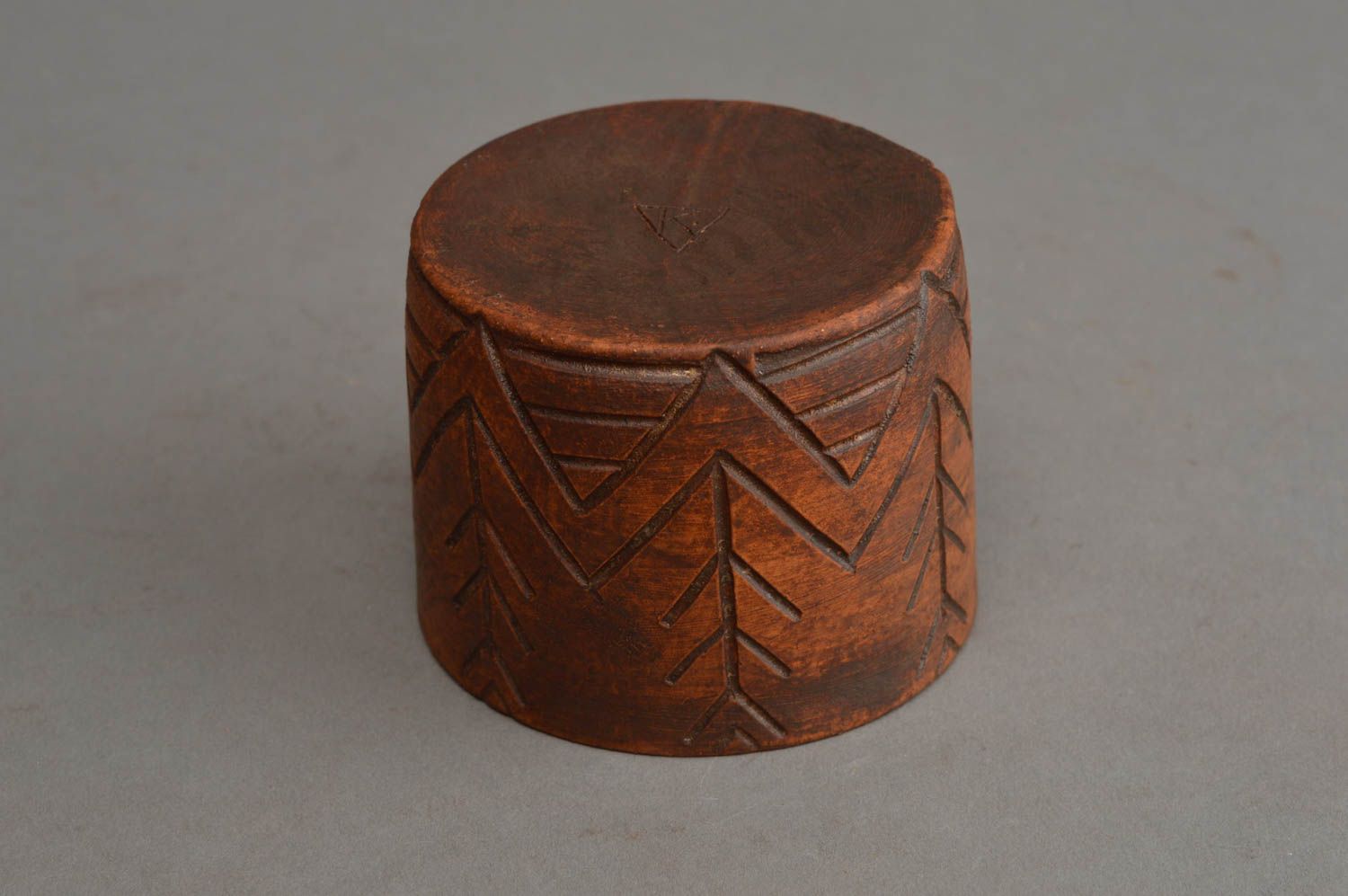 Kleiner brauner Keramik Becher mit Muster aus rotem Ton handgefertigt  foto 4