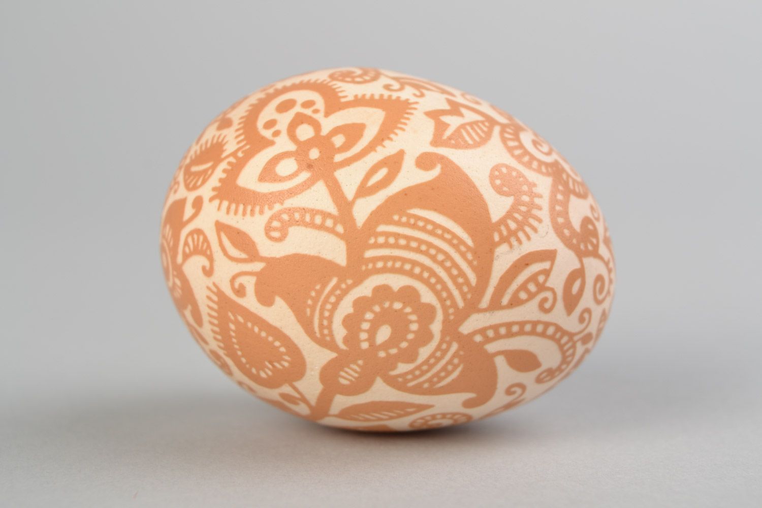 Brown decorative handmade Easter egg with flowers vinegar etching photo 3