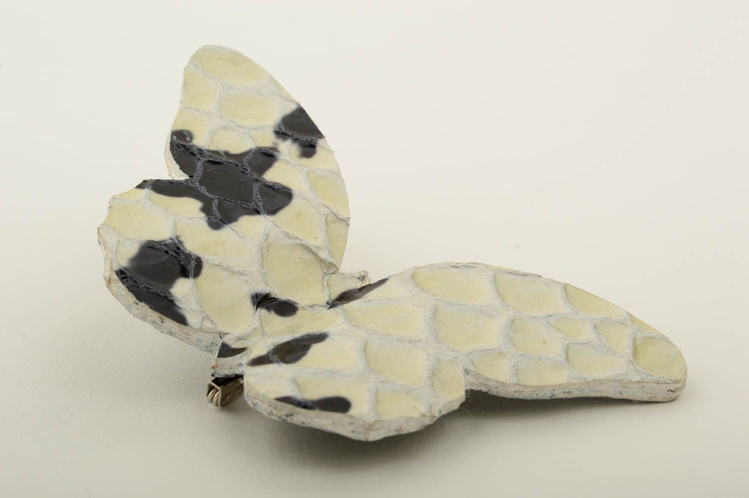 Broche cuir Bijou fait main papillon blanc design original Cadeau femme photo 3
