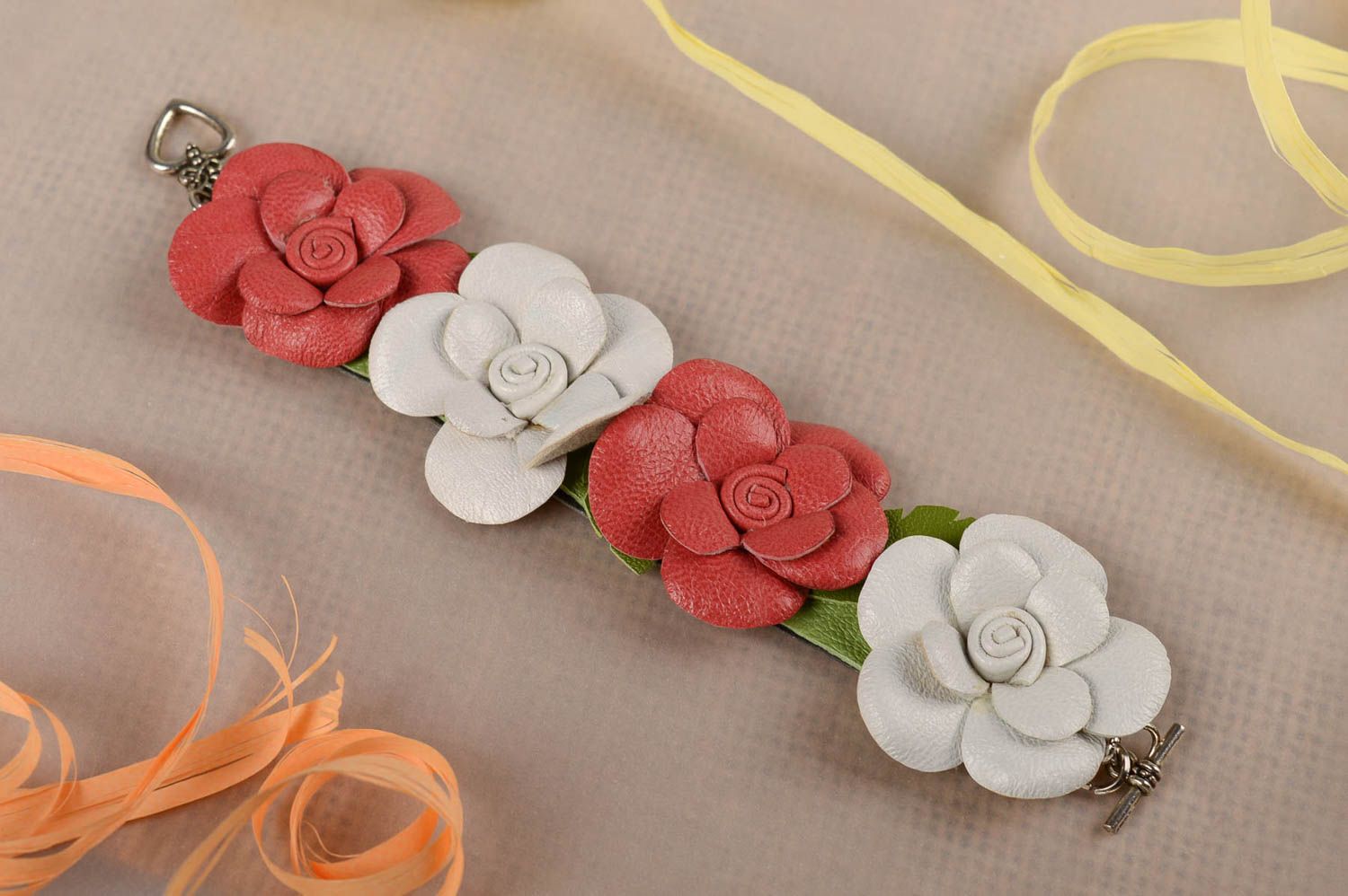 Bracelet fleurs en cuir Bijou fait main original blanc-rouge Cadeau pour femme photo 1