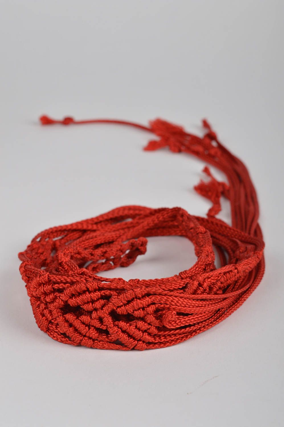 Плетеный поясок из шнура красный ажурный в технике макраме ручной работы фото 3