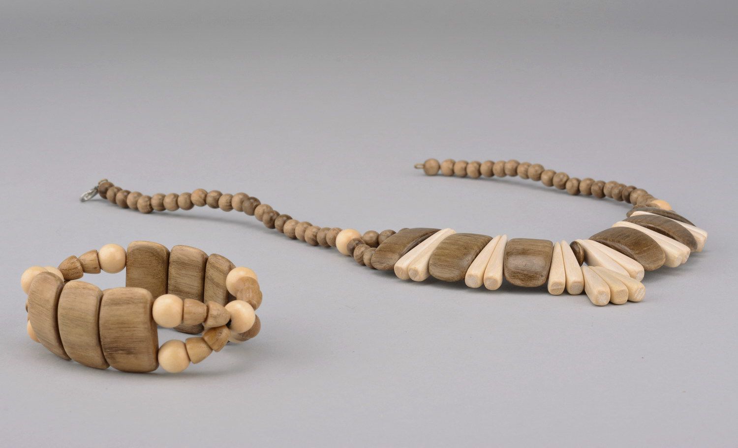 Set of wooden bracelet and beads photo 3