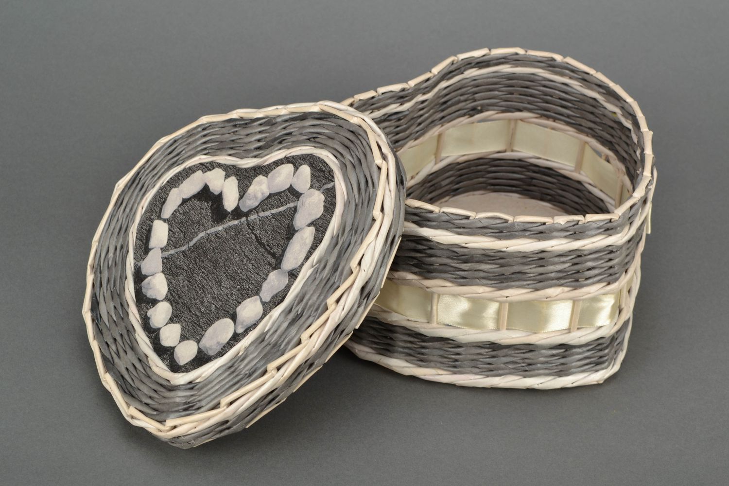 Heart-shaped jewelry box woven of paper  photo 3