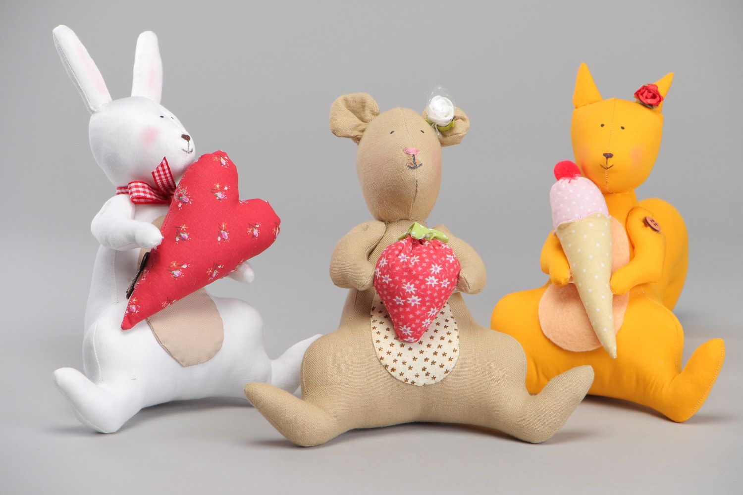 Set de juguetes de peluche artesanales tres piezas  foto 1