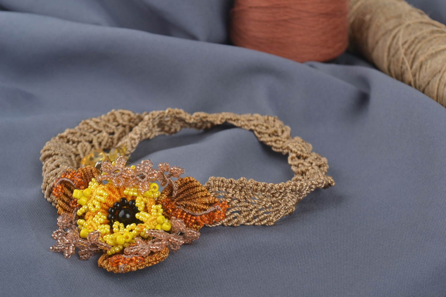 Collier fait main Broche fleur macramé fils et perles de rocaille Cadeau femme photo 1