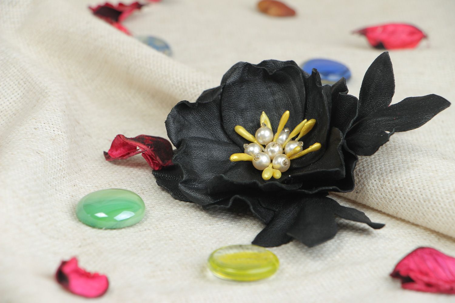 Handgemachte Blumen Brosche mit Kunstperlen und Prägung aus Leder für Frauen foto 5