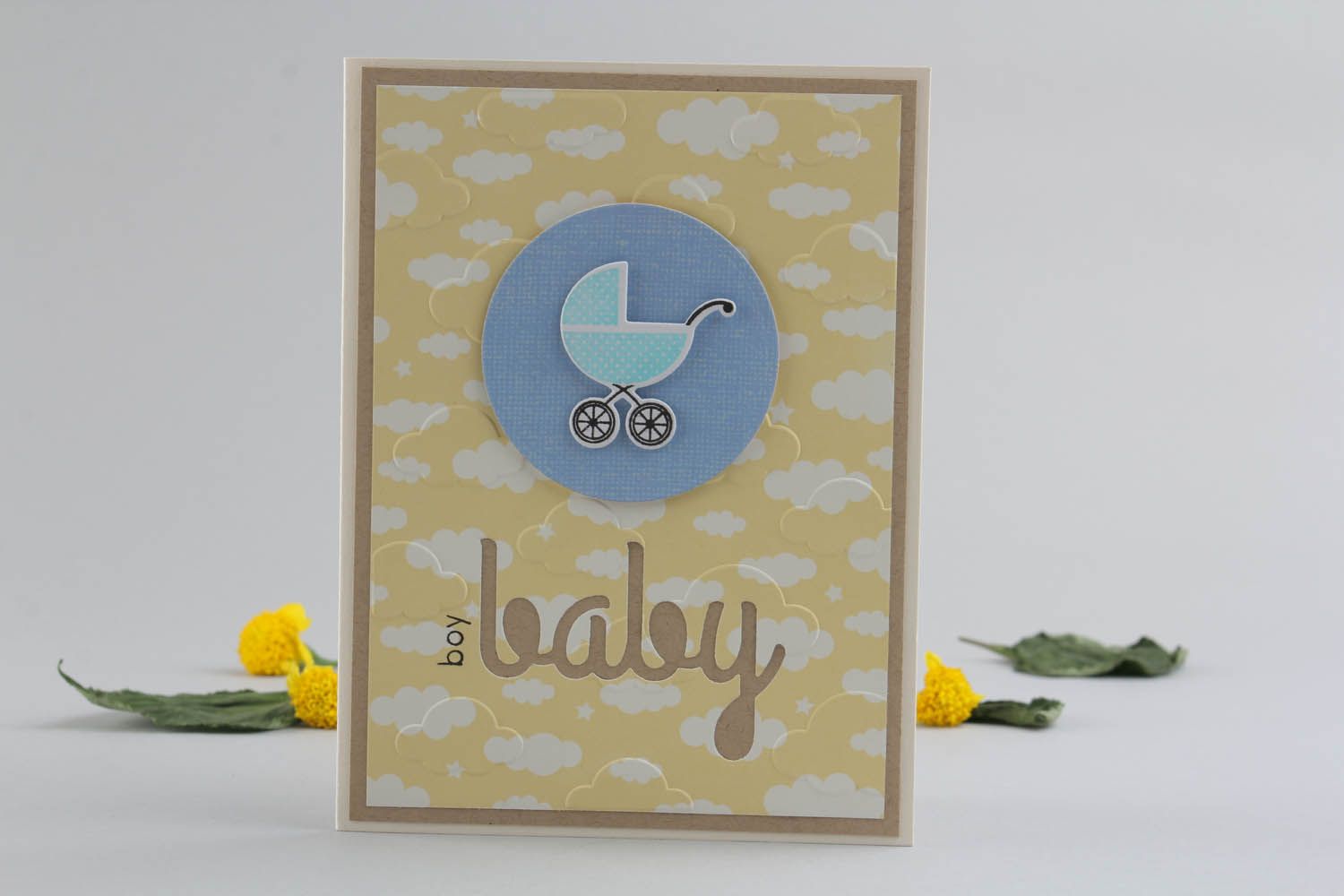 Cartão postal feito à mão de kraft-papel presente artesanal com inscrição para um bebé recém-nascido foto 1
