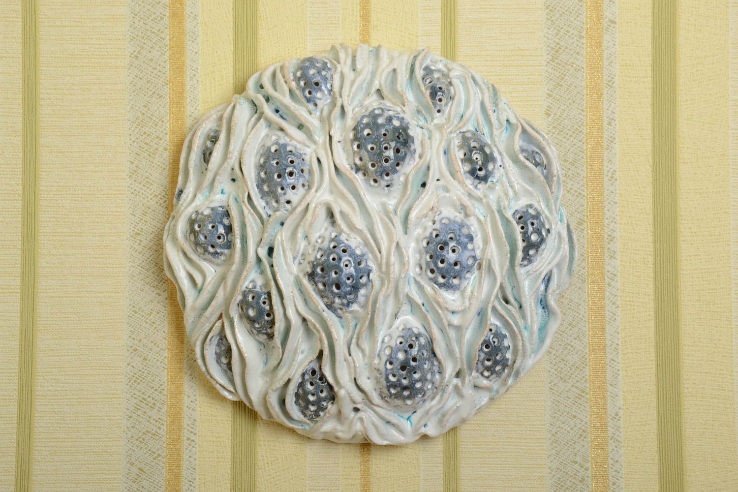 Керамическое панно необычное круглое для декора стен светлое ручной работы фото 1