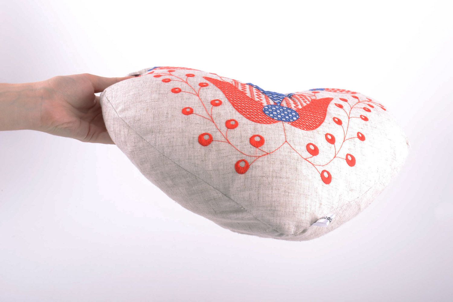 Großes künstlerisches handmade Sofa Kissen Herzform aus Stoff mit Stickerei foto 5
