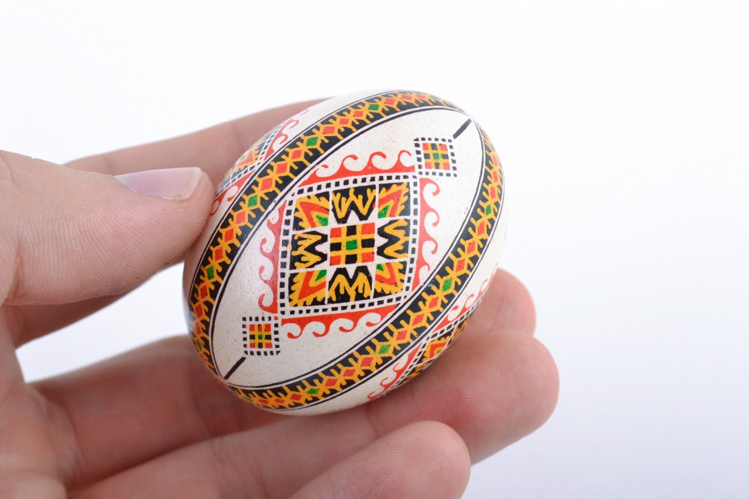 Huevo de Pascua pintado artesanal para decorar casa foto 2