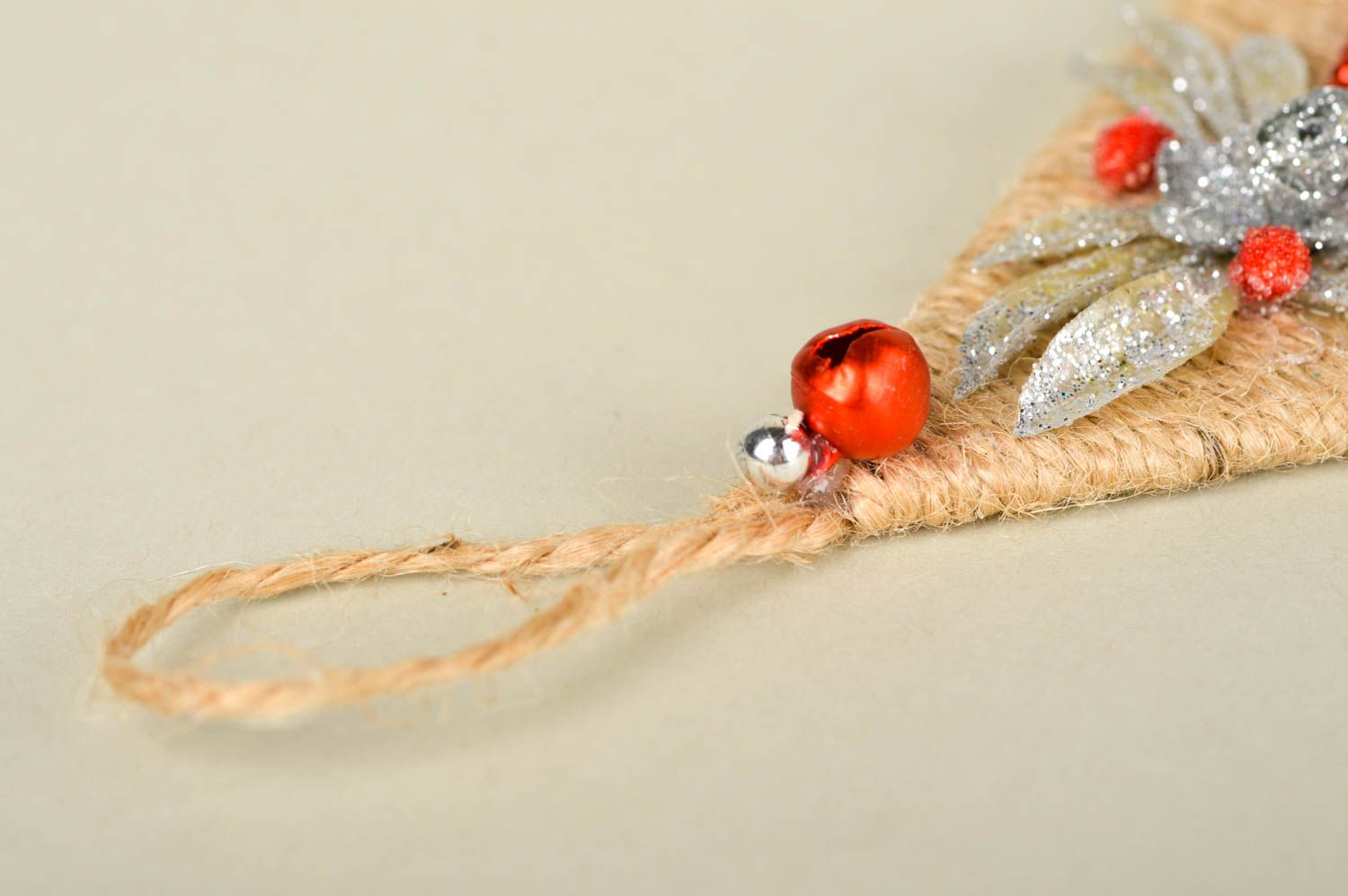 Игрушка ручной работы подвеска игрушка елочка новогоднее украшение с красным фото 2