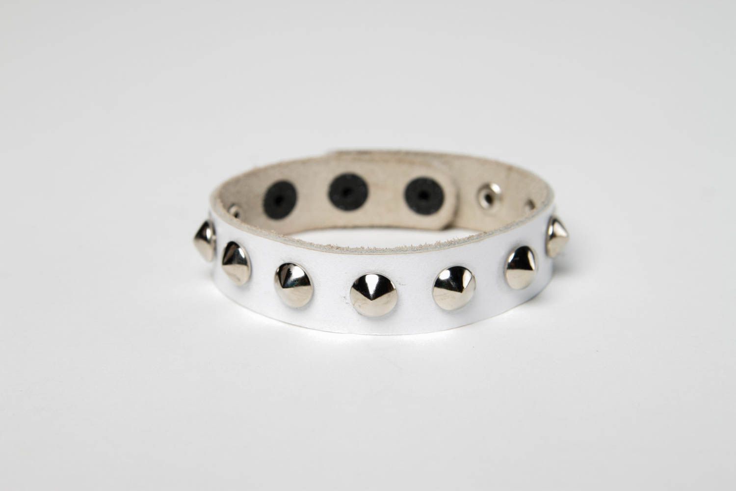 Bracelet cuir Bijou fait main blanc Accessoires design avec rivets métalliques photo 3