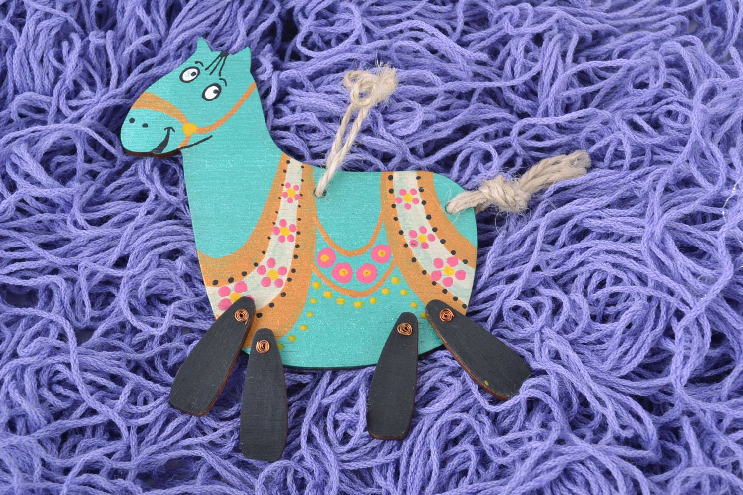 Petite décoration à suspendre peinte bleue en forme de cheval faite main photo 1