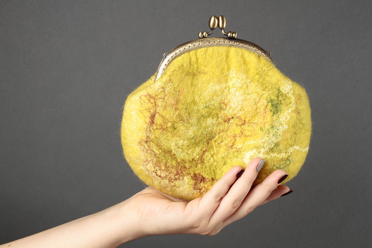 Handmade Tasche aus Wolle Filz Accessoire kleine Tasche mit Bügelverschluss gelb foto 2