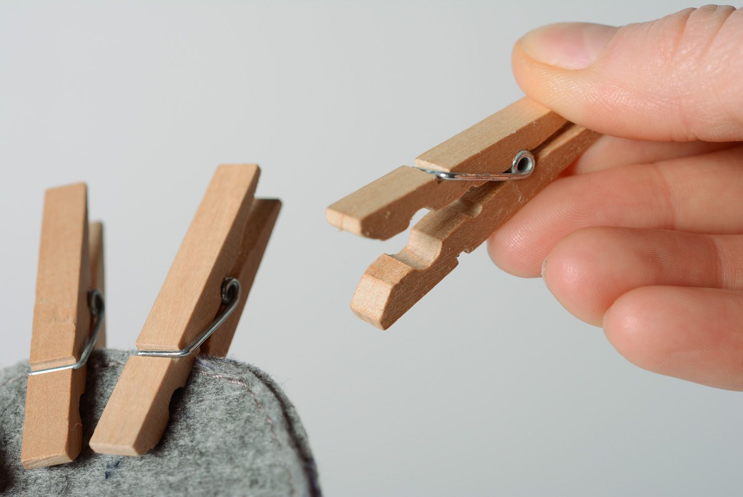 Handgemachtes Lernspielzeug mit Wäscheklammern in Form des Igels aus Filz foto 3