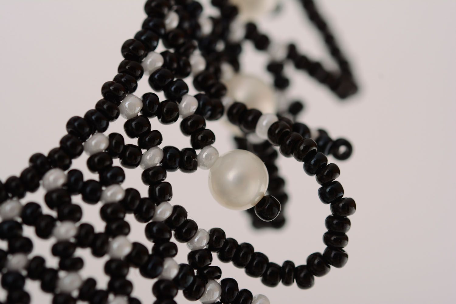 Black beaded necklace with pearls photo 5