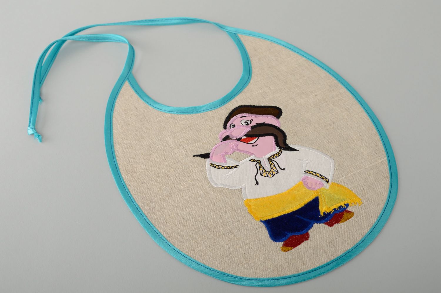 Babero de lino hecho a mano con bordados para niño foto 1
