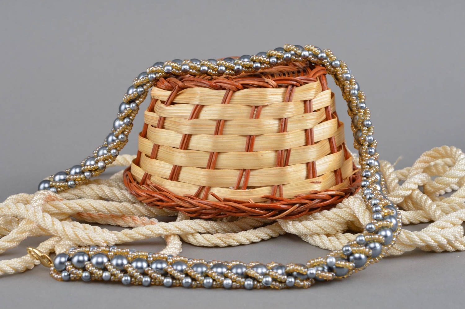 Ожерелье из бисера и бусин плетеное ручной работы золото с серебром авторское фото 1