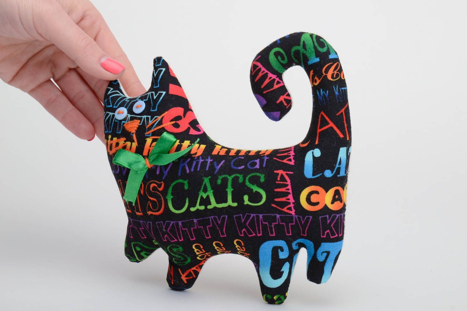 Jouet mou chat noir avec imprimé multicolore en coton décoratif fait main photo 4