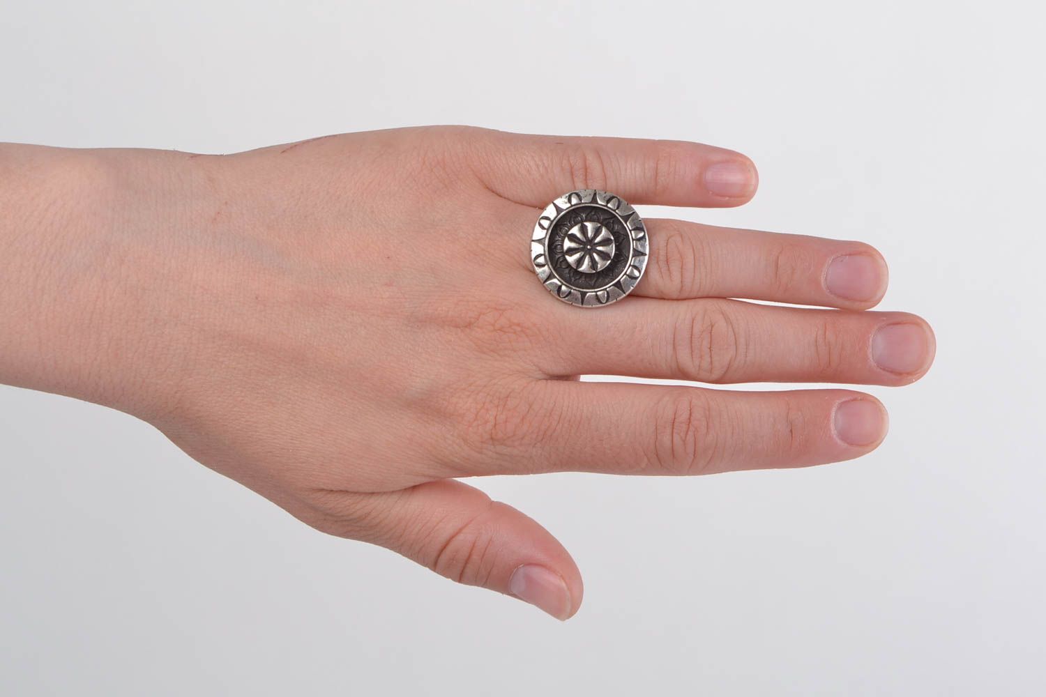 Künstlerischer handgemachter Ring aus Metall Legierung rund regulierbare Größe foto 1