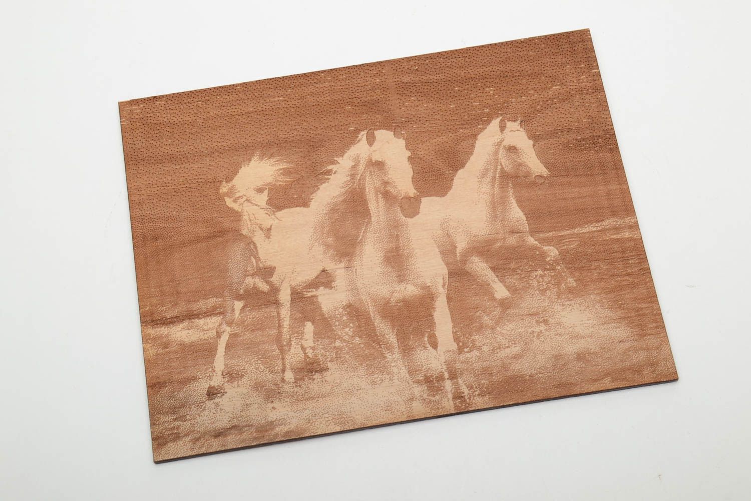 Tableau en bois de hêtre fait main original avec gravure Trois chevaux photo 2