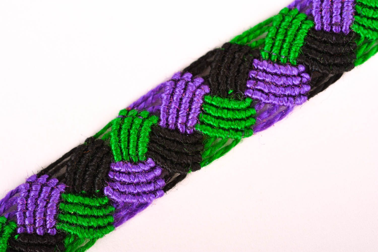 Браслет из ниток украшение ручной работы плетеный браслет трехцветный яркий фото 4