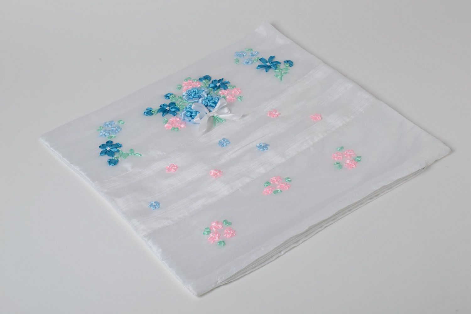 Schöner weißer Kissenbezug handmade mit Stickerei aus echten Stoffen für Interieur foto 2