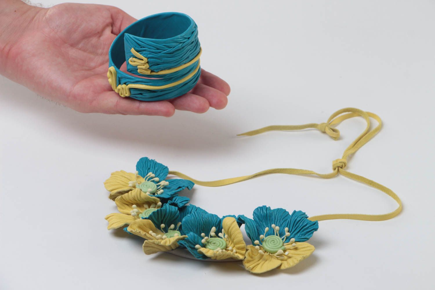 Set de bijoux en cuir naturel drapé faits main bracelet et collier bleu jaune photo 5
