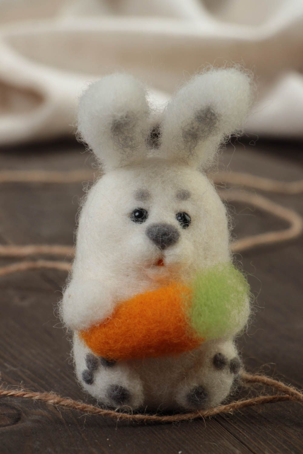 Doudou lièvre en laine feutrée fait main petit décoratif cadeau pour enfant photo 1