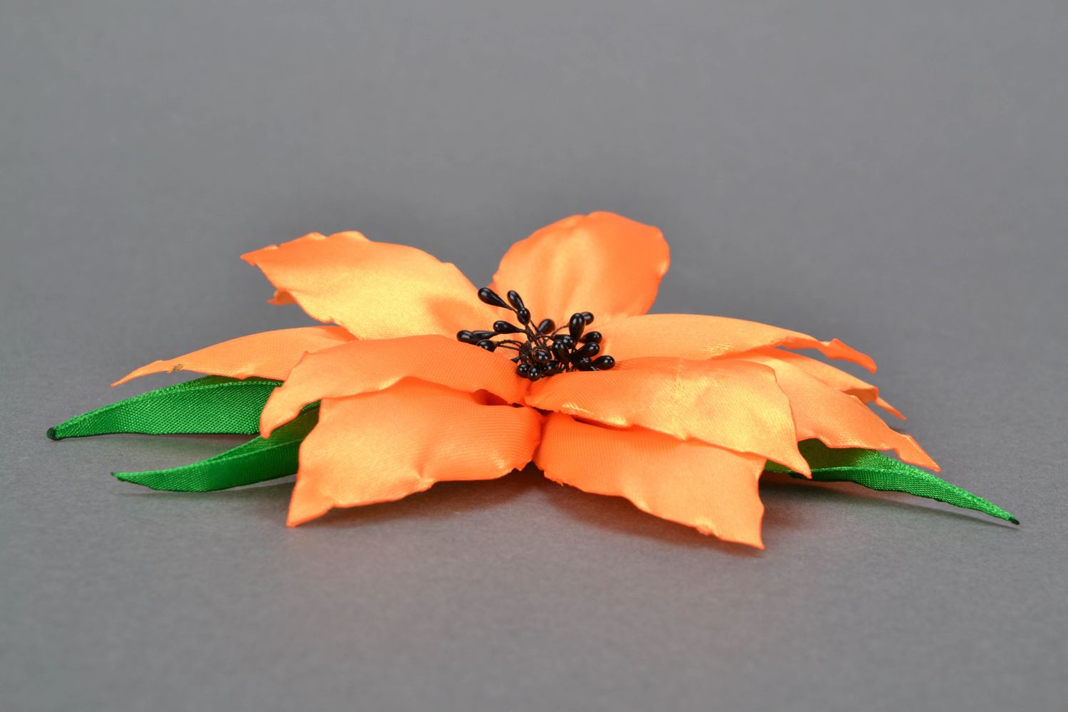 Текстильная брошь из атласных лент цветок Лилия фото 3