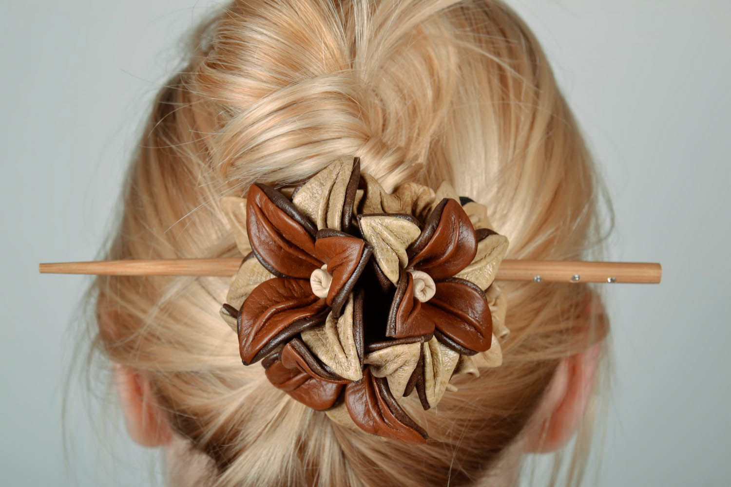 Haarspange aus Leder mit Holzstäbchen foto 5