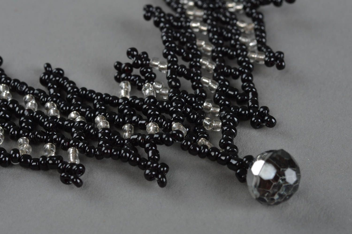 Collier noir en perles de rocaille fait main élégant avec perle à facettes photo 3