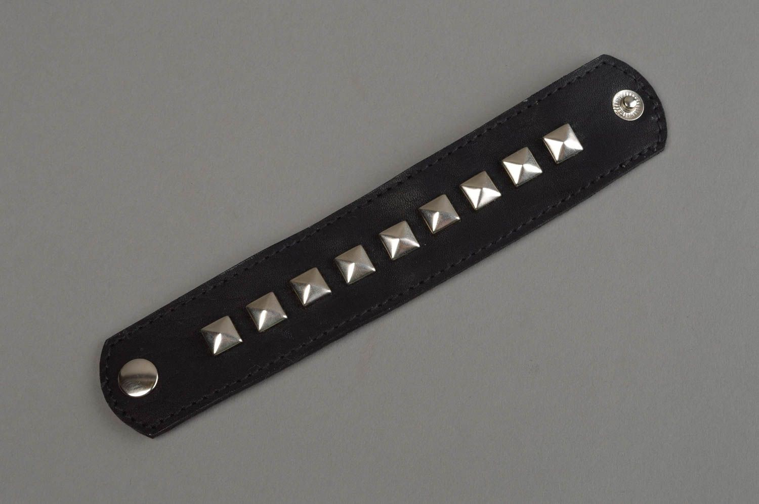 Schwarzes breites stilvolles Unisex Armband aus Leder mit Nieten handmade  foto 8