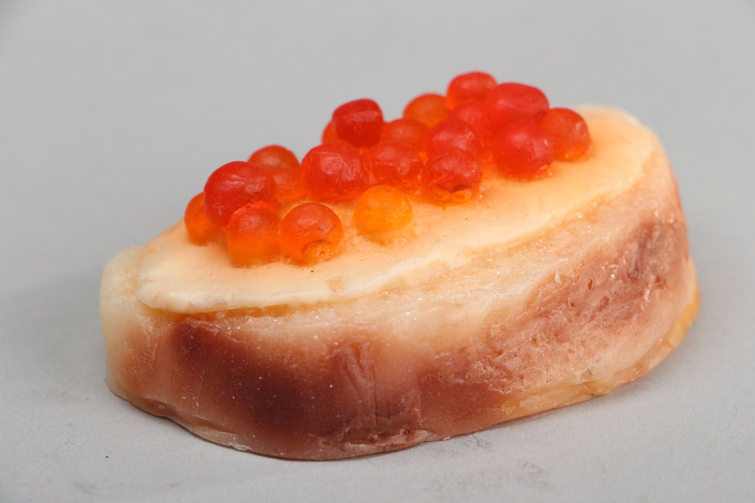 Handgemachte Naturseife in Form vom  Sandwich mit rotem Kaviar foto 2