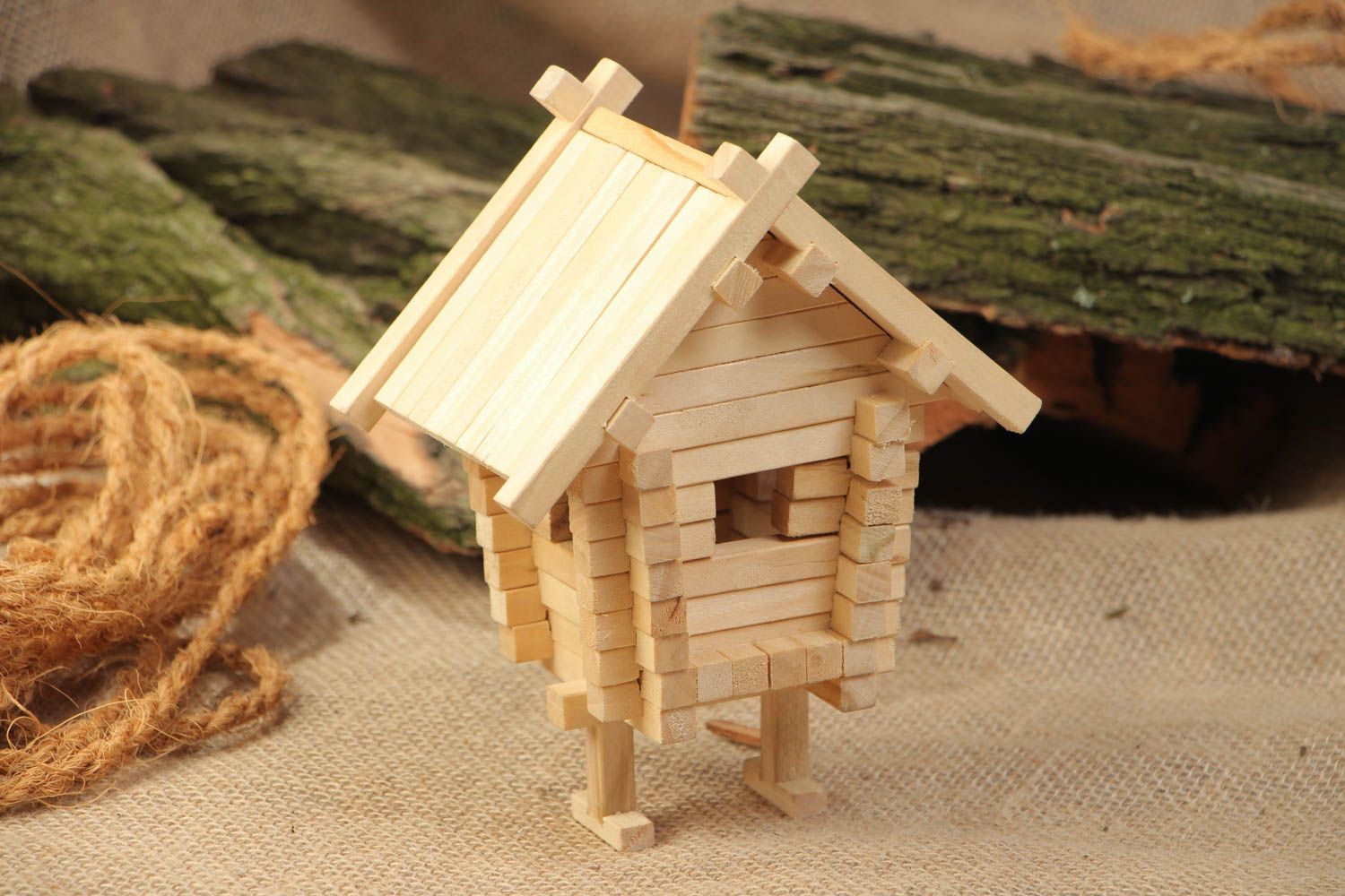 Деревянный конструктор избушка на 79 деталей ручной работы развивающая игрушка фото 1