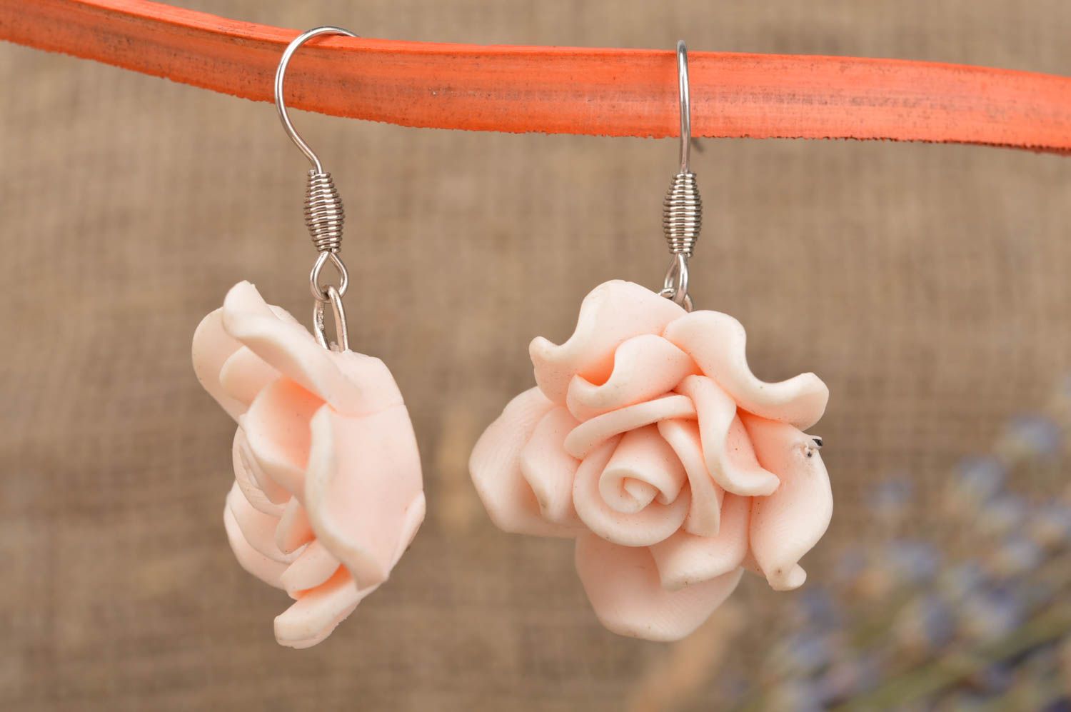 Boucles d'oreilles pendantes Bijou fait main roses clair Accessoire femme design photo 1