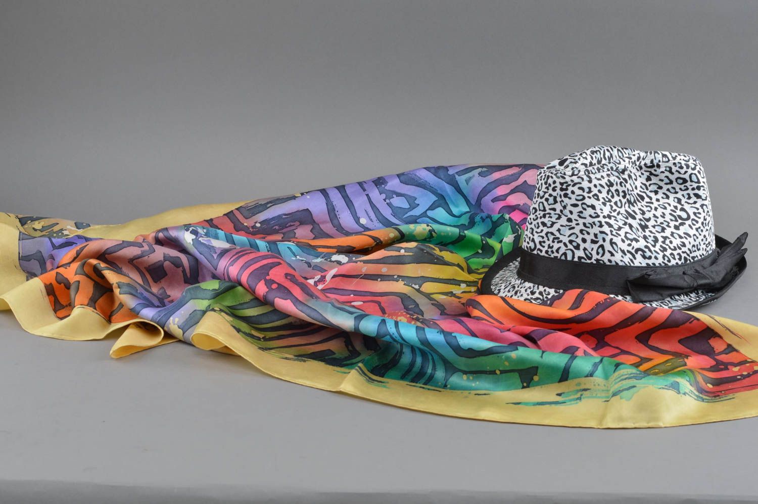 Farbiger handgemachter seidiger Schal mit Muster in Batik Technik für Damen foto 1