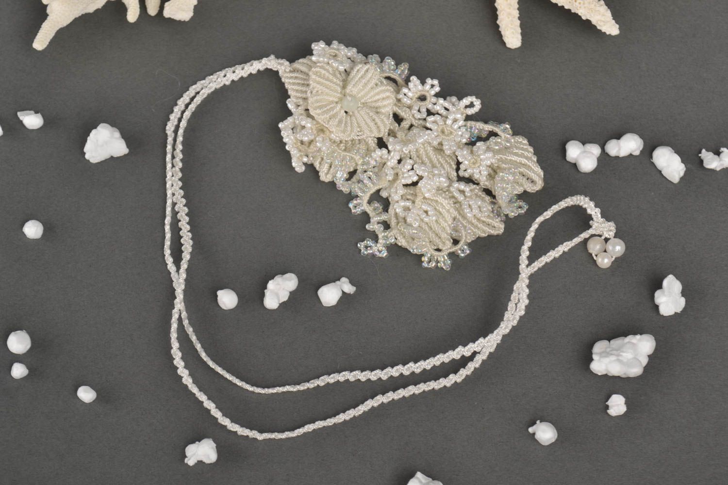 Pendentif blanc Bijou fait main Accessoire femme en fils et perles de rocaille photo 1