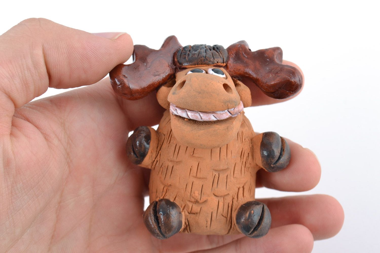 Figura artesanal de cerámica alce marrón modelada y pintada a mano decorativa foto 2
