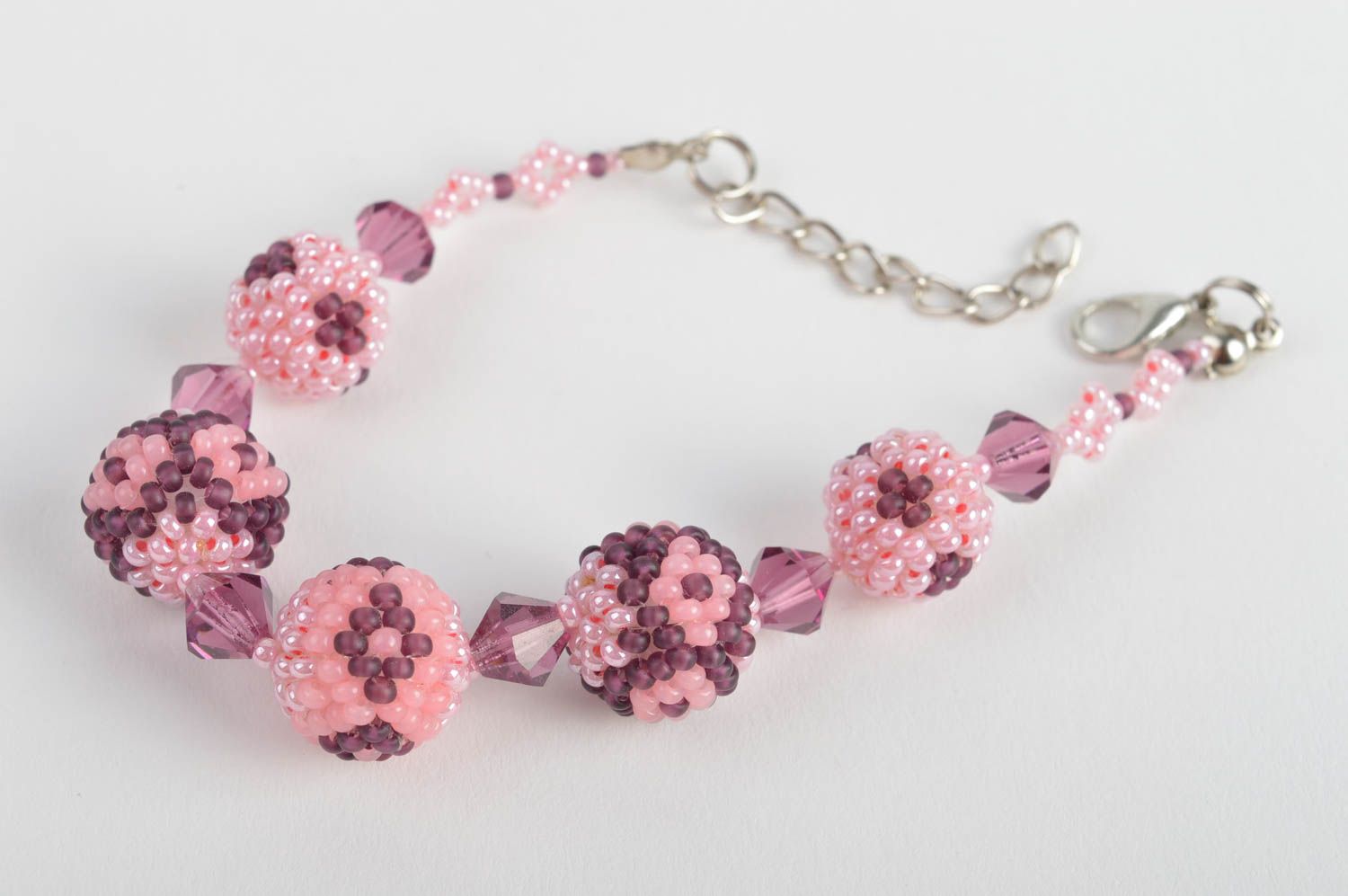 Красивый браслет из бисера авторский плетеный розовый с бусинами ручной работы фото 5