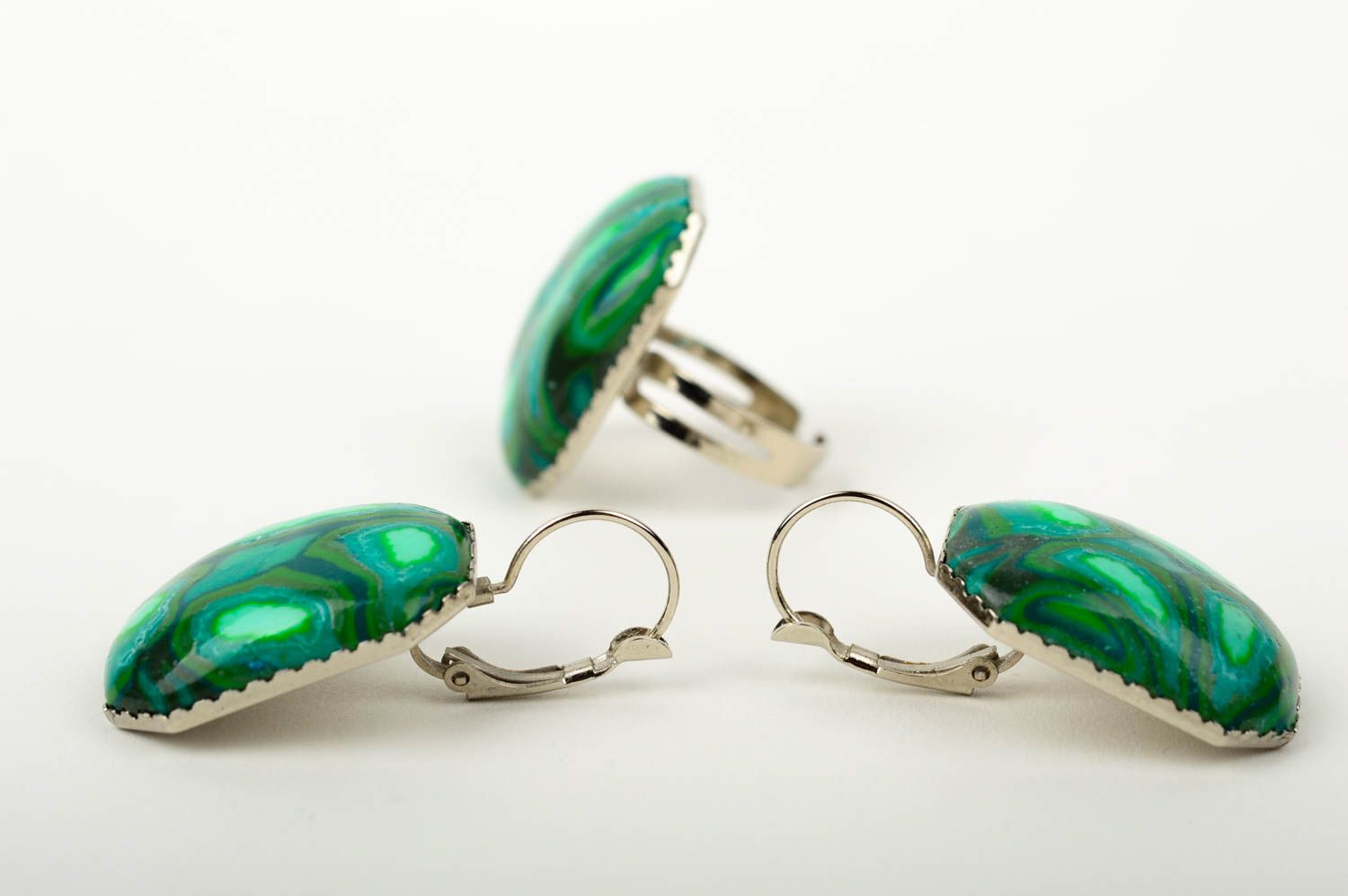 Frauen Accessoires handgemacht Modeschmuck Ohrringe in Grün Ring am Finger foto 3