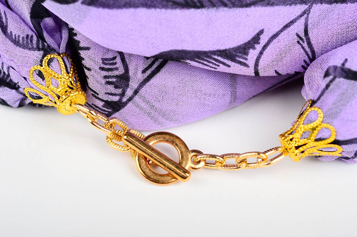 Sciarpa bella di chiffon fatta a mano accessorio da donna viola leggera foto 5