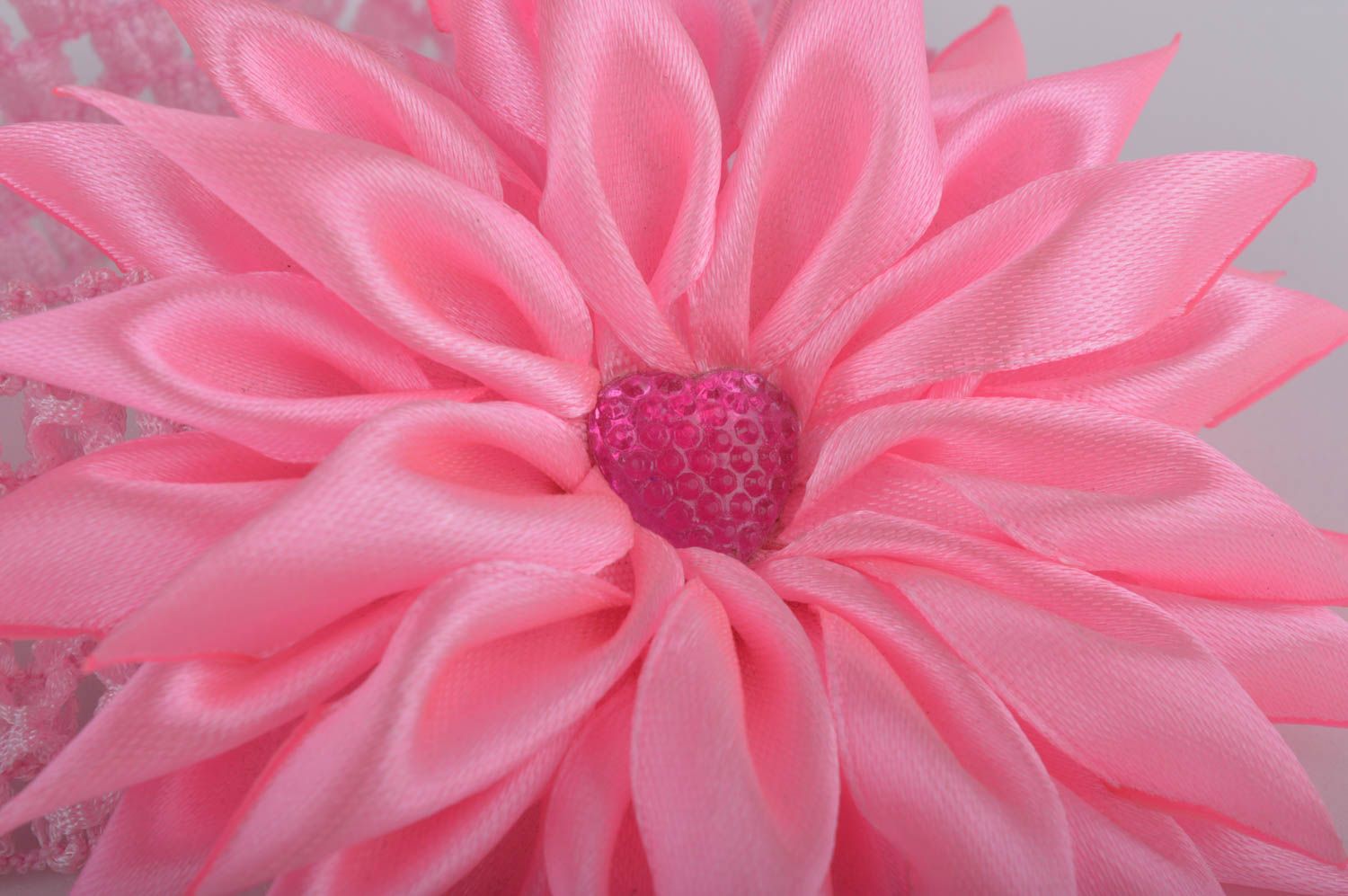 Bandeau cheveux rose fait main élastique avec fleur Accessoire cheveux enfant photo 2