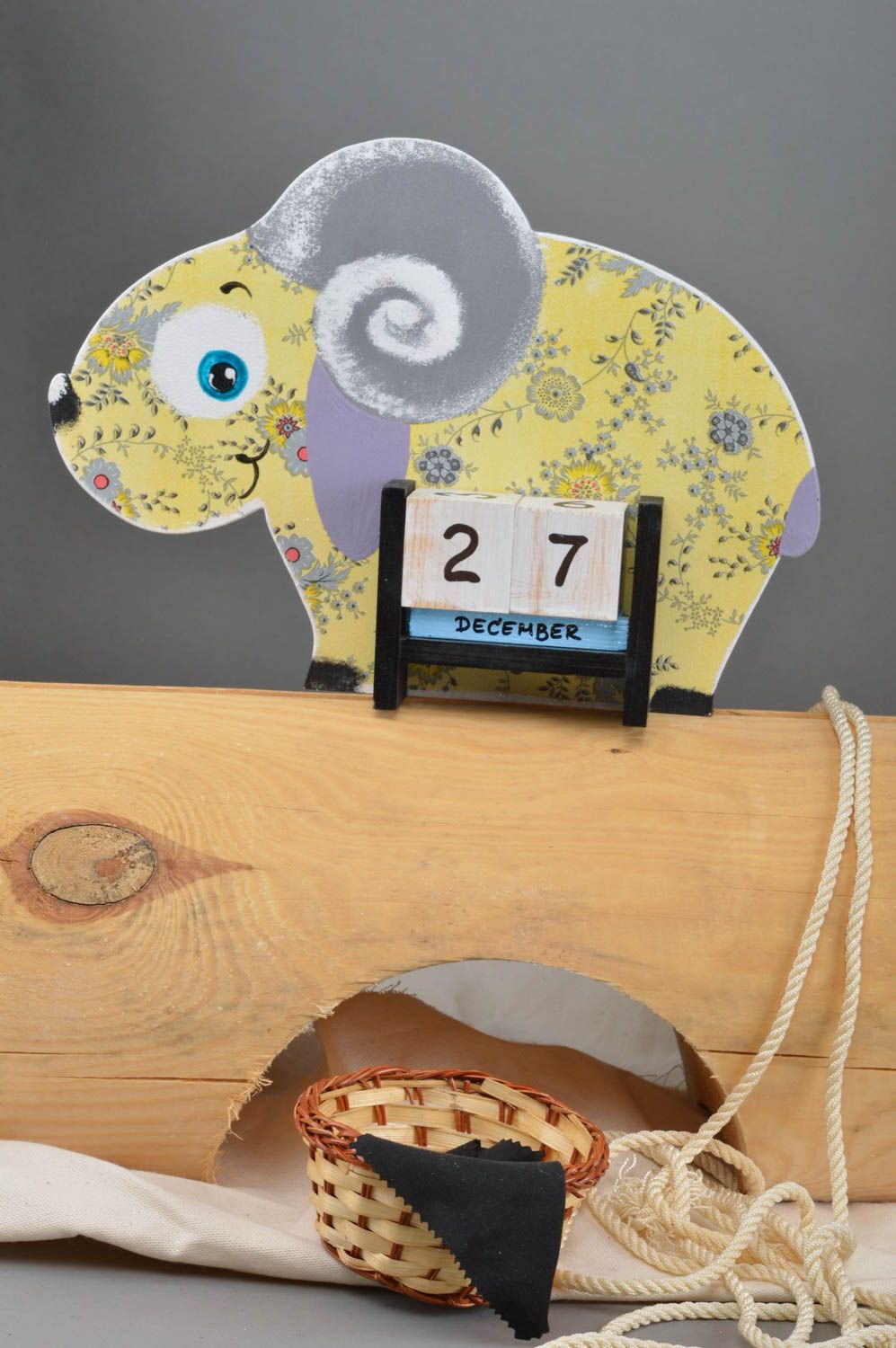 Calendrier perpétuel en bois fait main de table avec cubes jaune Mouton photo 1
