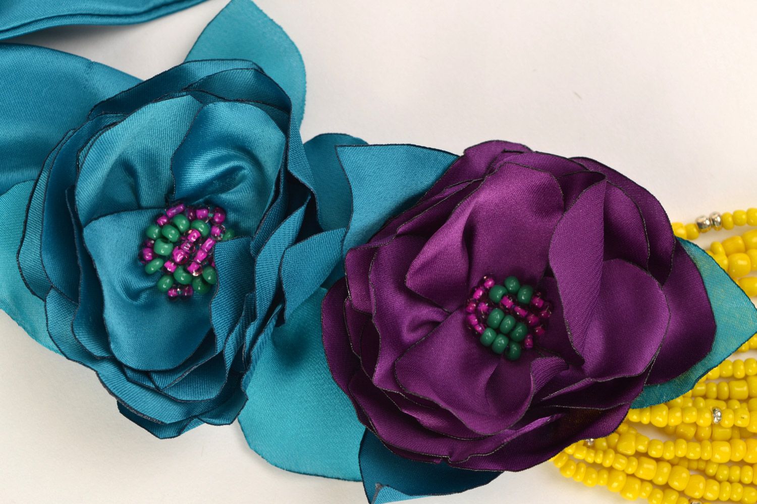 Collar de abalorios y raso artesanal con flores Rosas de lila  foto 4