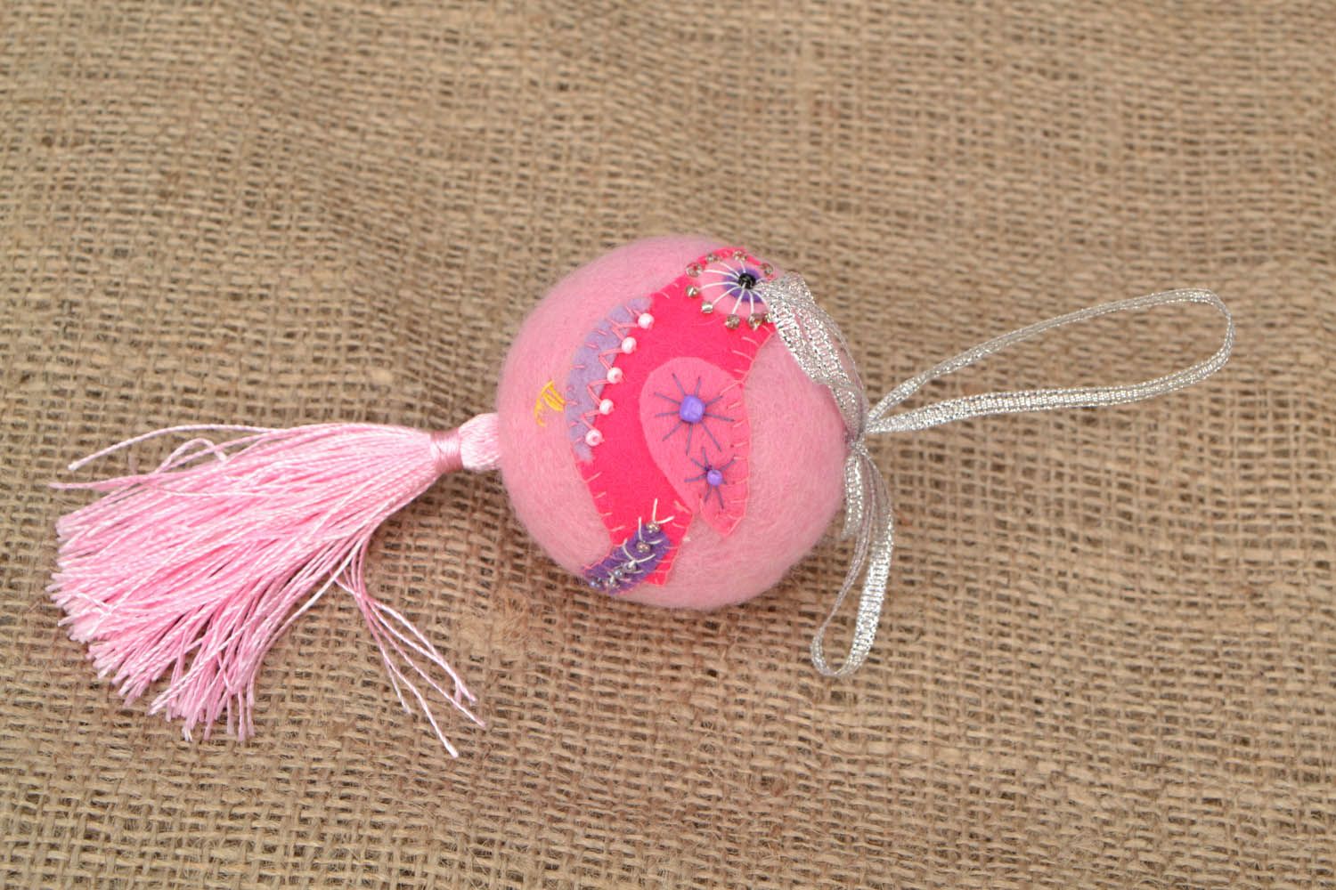 Boule de Noёl rose en laine faite main photo 1