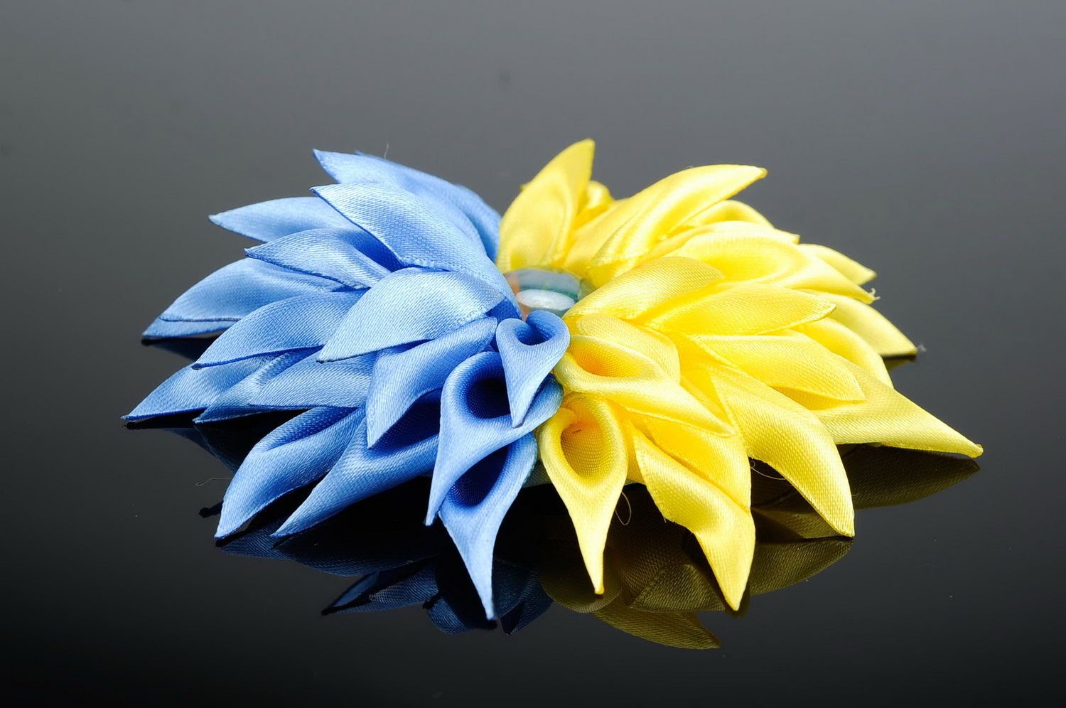 Flor amarilla y azul de tela  foto 2