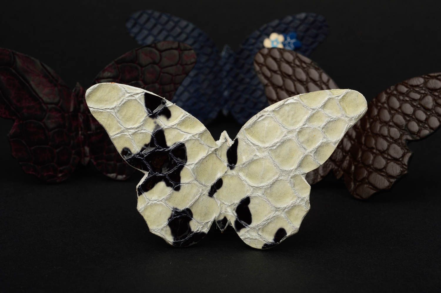 Broche cuir Bijou fait main papillon blanc design original Cadeau femme photo 1