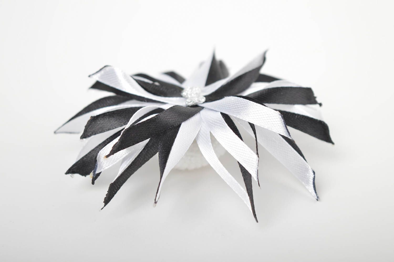 Élastique cheveux fait main Accessoire cheveux fleur noir et blanc Cadeau enfant photo 2